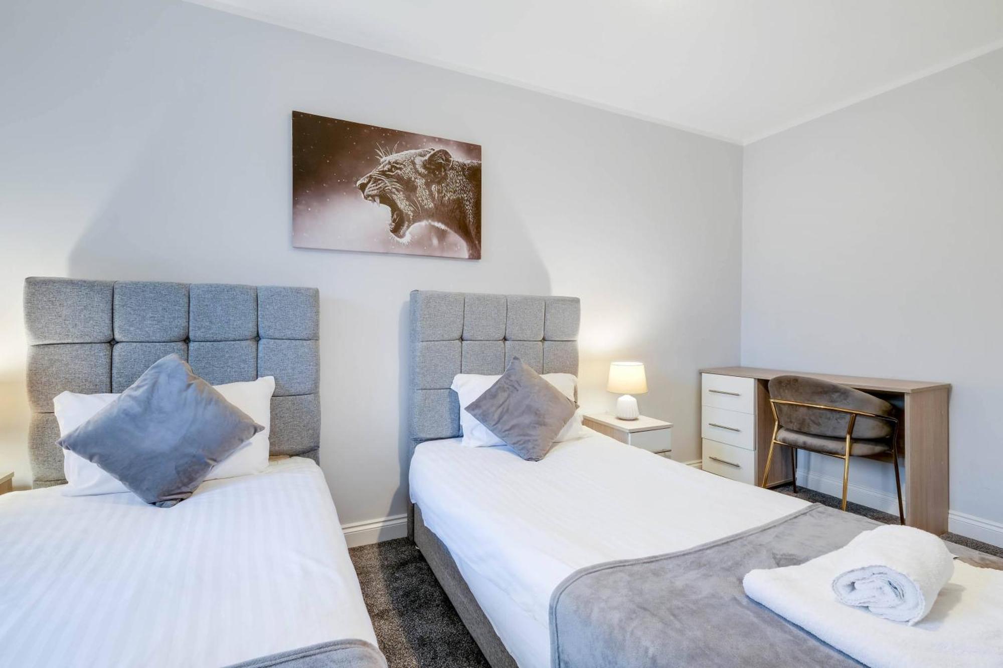 2 Bedroom Penthouse With Parking High Wycombe By 360Stays Екстер'єр фото