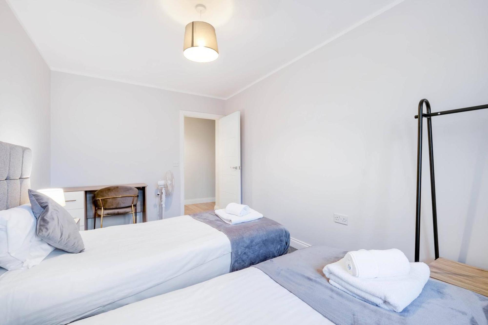 2 Bedroom Penthouse With Parking High Wycombe By 360Stays Екстер'єр фото