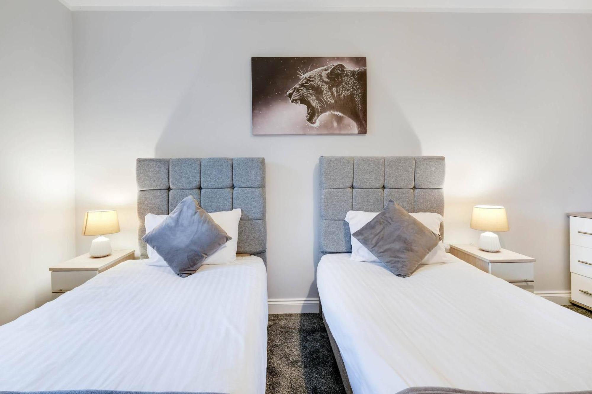 2 Bedroom Penthouse With Parking High Wycombe By 360Stays Екстер'єр фото
