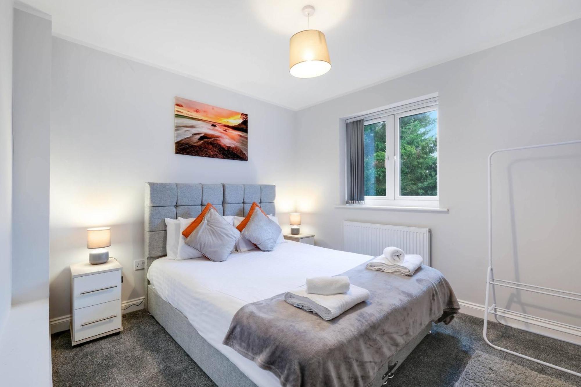 2 Bedroom Penthouse With Parking High Wycombe By 360Stays Екстер'єр фото