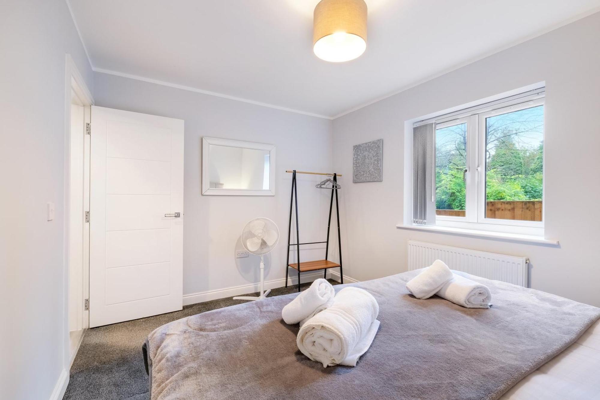 2 Bedroom Penthouse With Parking High Wycombe By 360Stays Екстер'єр фото