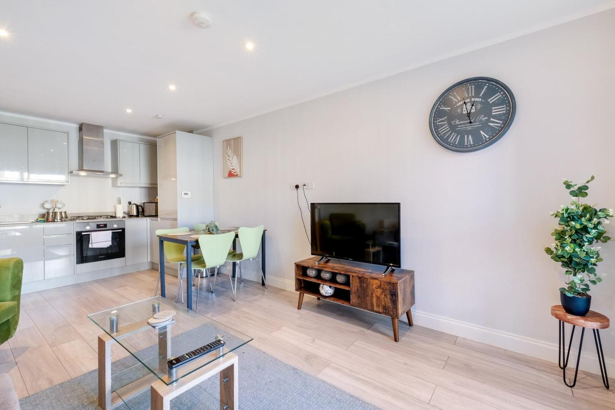 2 Bedroom Penthouse With Parking High Wycombe By 360Stays Екстер'єр фото