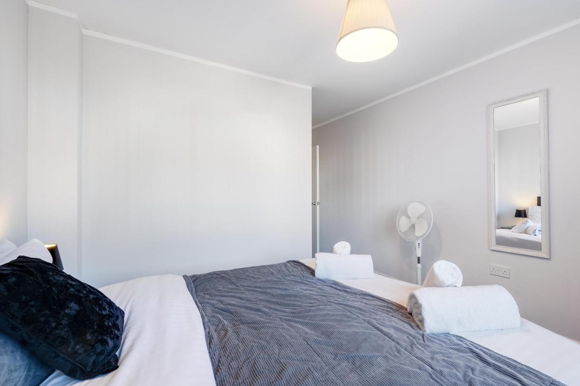 2 Bedroom Penthouse With Parking High Wycombe By 360Stays Екстер'єр фото