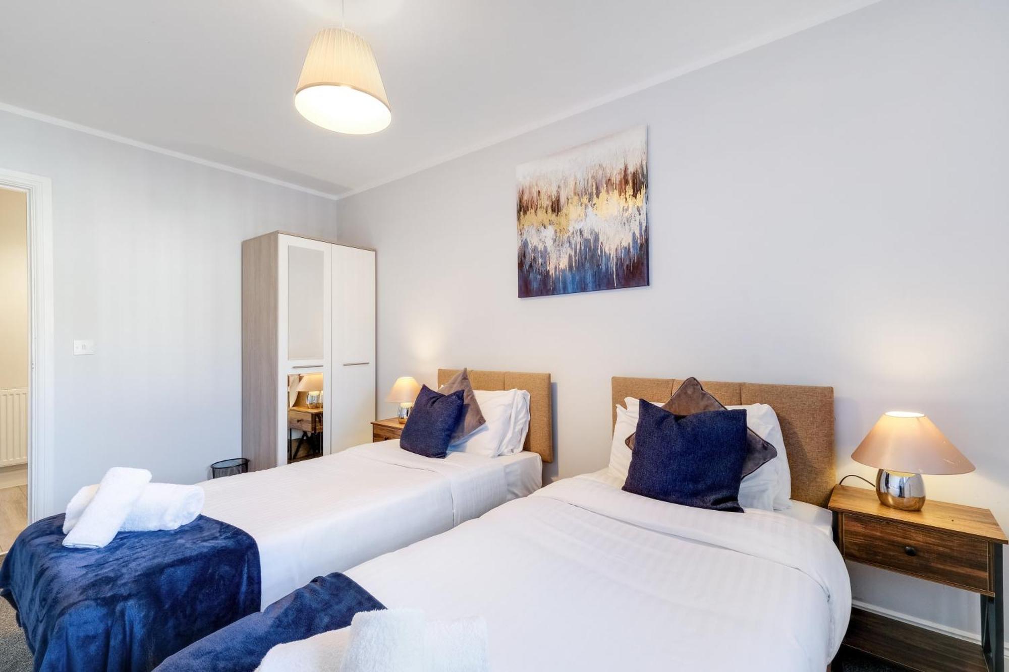 2 Bedroom Penthouse With Parking High Wycombe By 360Stays Екстер'єр фото