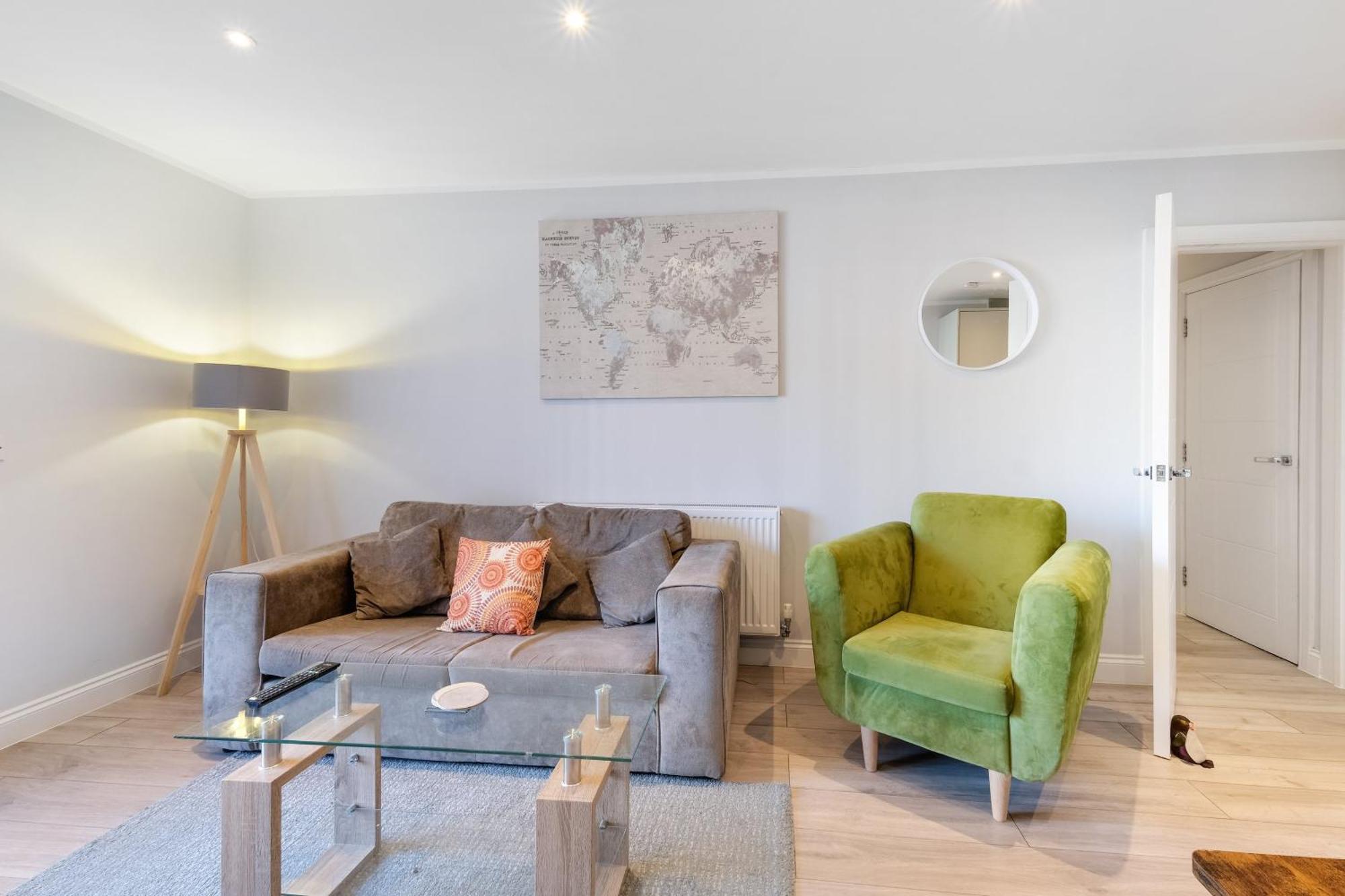2 Bedroom Penthouse With Parking High Wycombe By 360Stays Екстер'єр фото