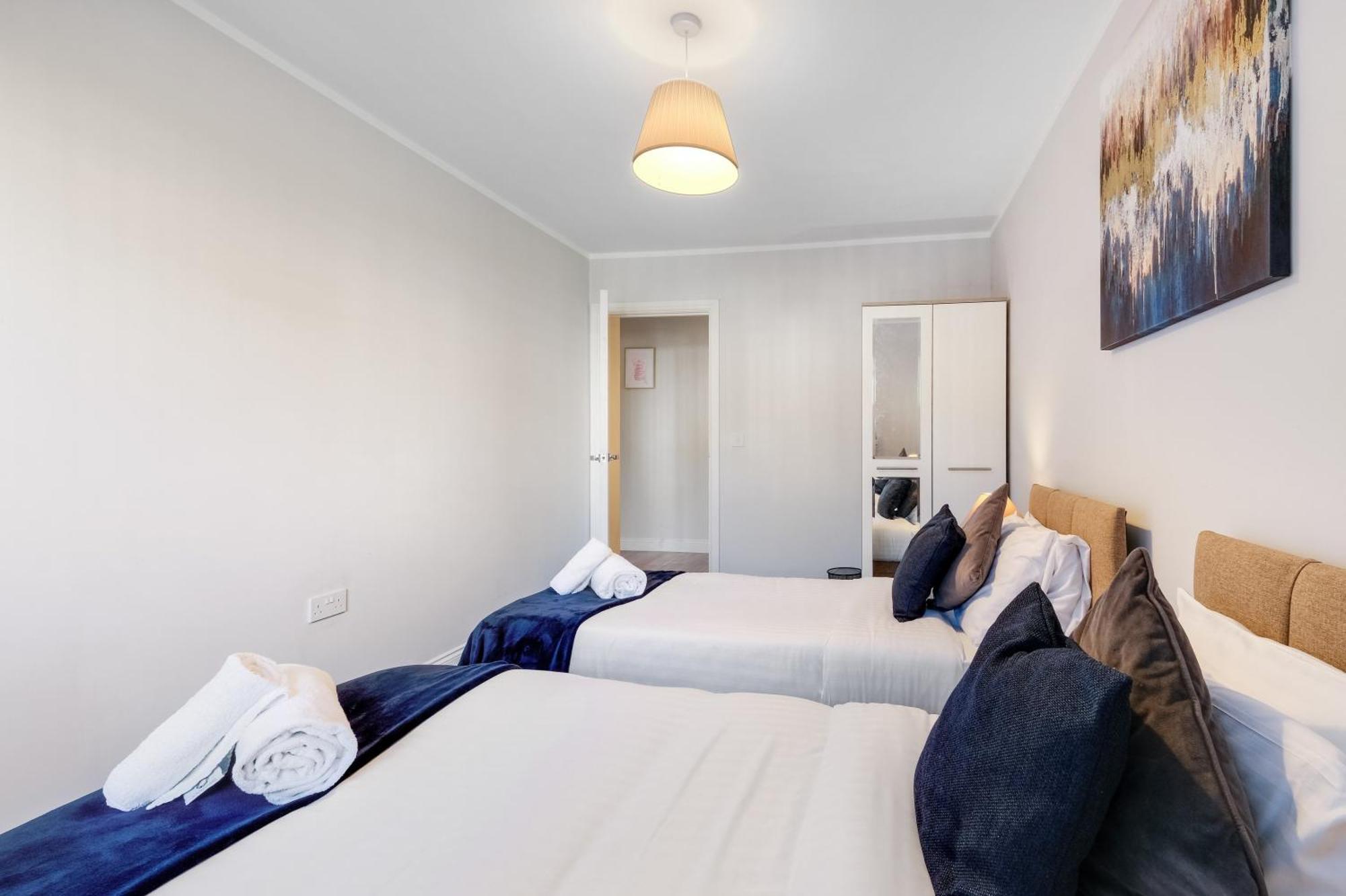 2 Bedroom Penthouse With Parking High Wycombe By 360Stays Екстер'єр фото
