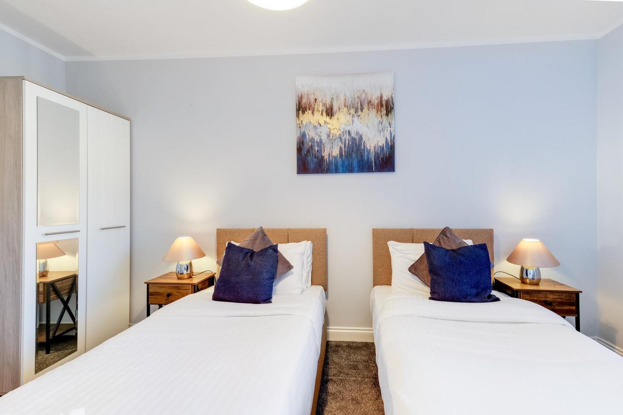 2 Bedroom Penthouse With Parking High Wycombe By 360Stays Екстер'єр фото